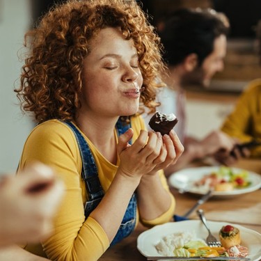 Mindful Eating: Enjoy Holiday Treats Without Overindulging