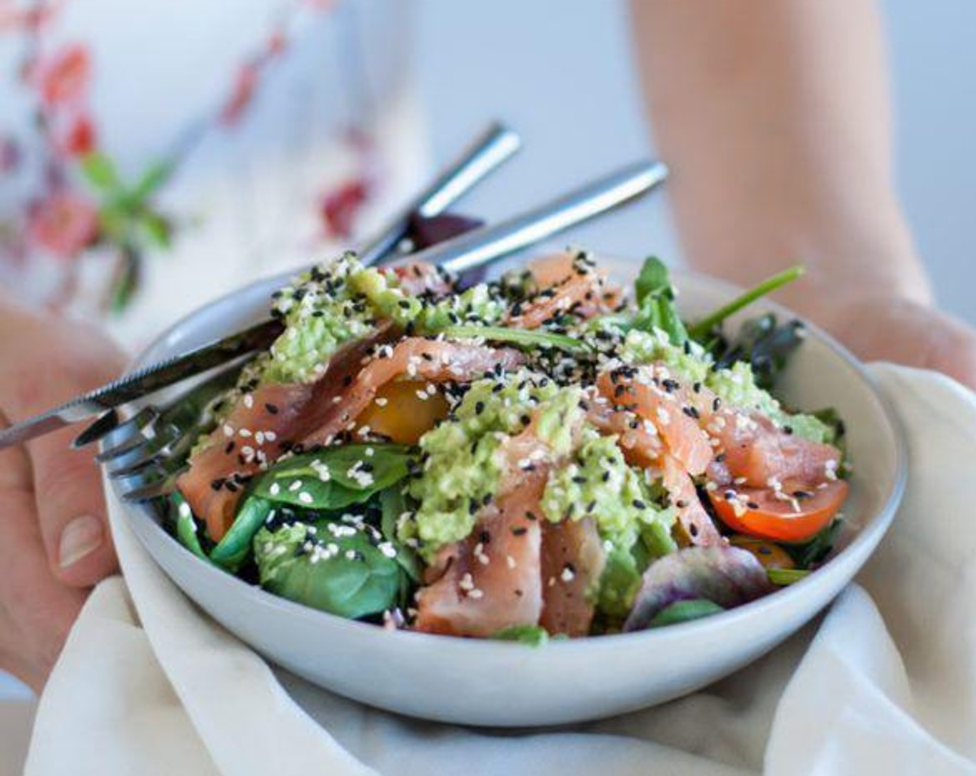 step 6 Cover salad with avocado sauce and add sliced salmon. Drizzle with Lemon Juice (to taste) and decorate with Sesame Seeds (2 tsp).
